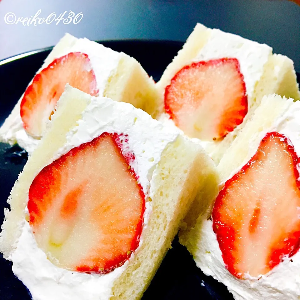 Snapdishの料理写真:生クリームとマスカルポーネのいちごサンドイッチ🍓|れいさん