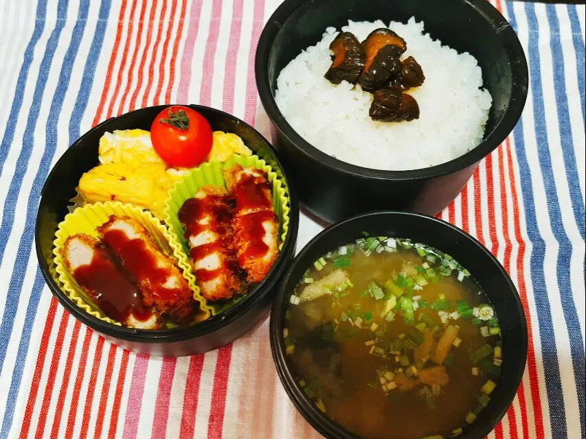 お弁当。まい泉のカツと出し巻きとお味噌汁。|エリカさん