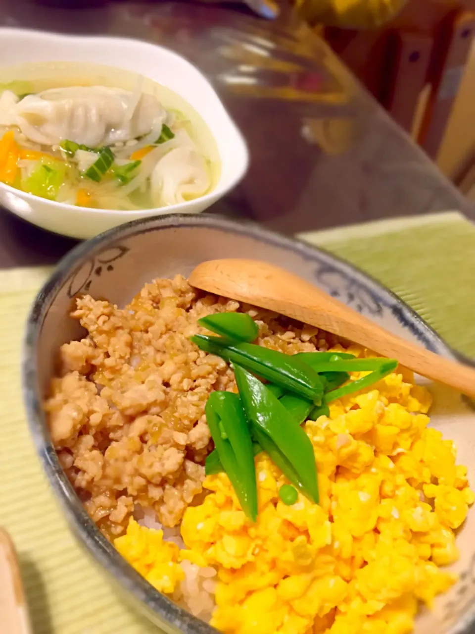 鶏玉子そぼろ丼と餃子入り中華スープ|kazusaさん