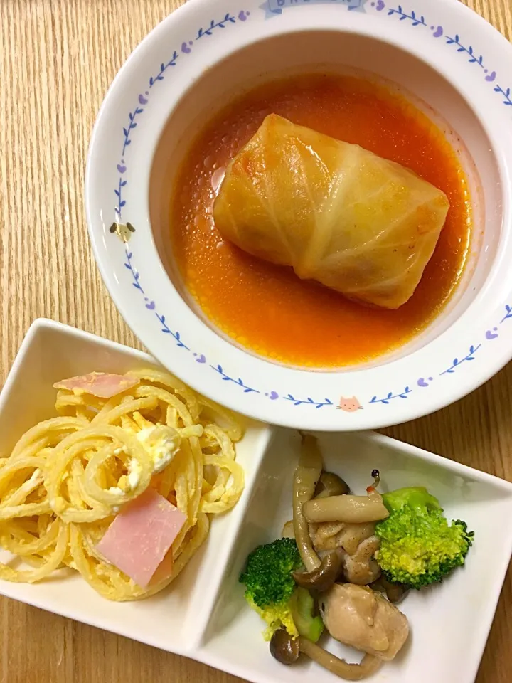 Snapdishの料理写真:ロールキャベツ、鶏とブロッコリーのガリバタ炒め、スパゲティーサラダ

#ムスメご飯|mossan＠OSAKAさん