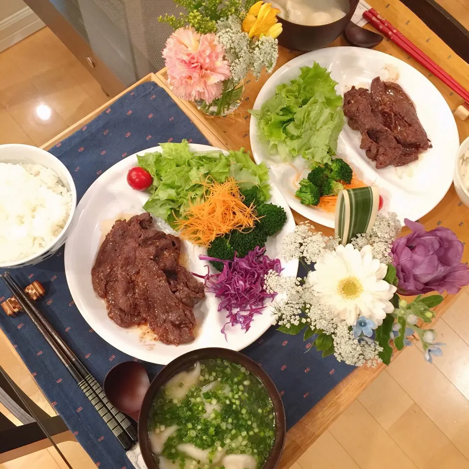 Snapdishの料理写真:3/20❤︎休日晩ごはん❤︎
・ガーリックステーキ
・グリーンサラダ
・おから入り海鮮餃子と春雨の中華スープ
・ごはん|Makinsさん