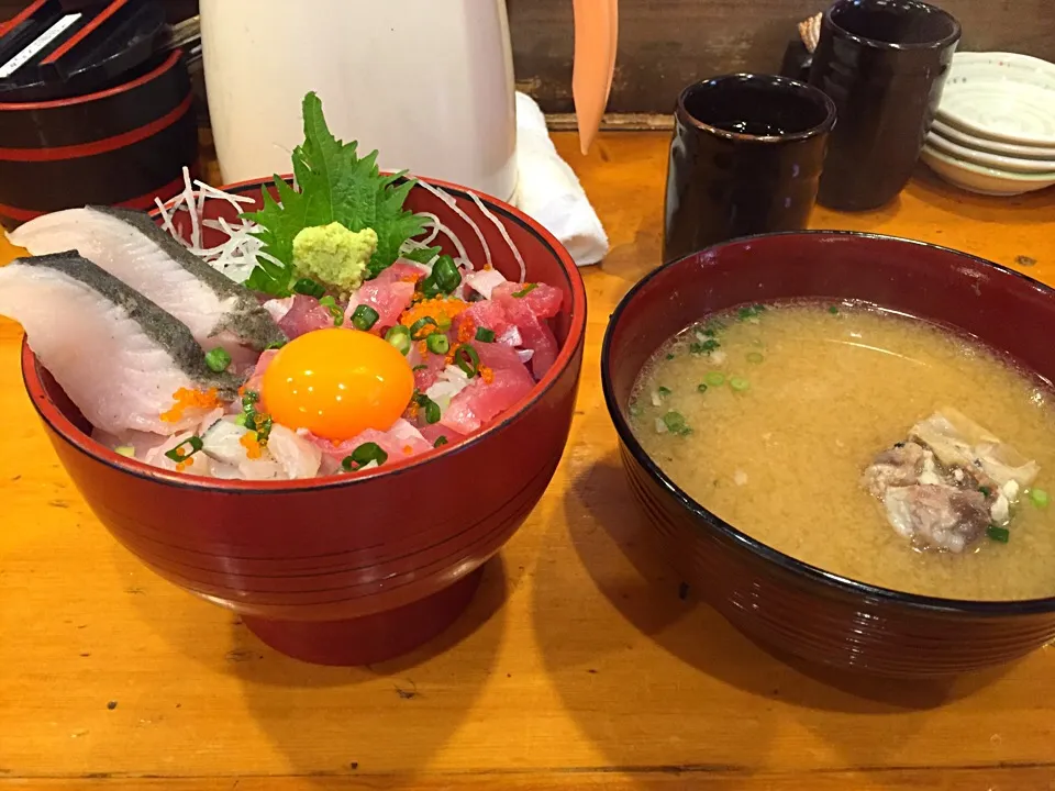 Snapdishの料理写真:地魚たたき丼（漁師のまかない丼）と漁師汁|Sakikoさん