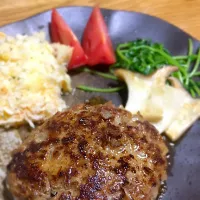 Snapdishの料理写真:肉汁たっぷりハンバーグ 鱈のグラタン添え|まるこさん