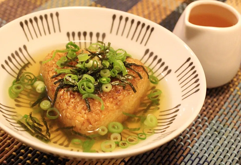 今日の夕飯は、焼きおにぎり
と茅の舎だしでだし茶漬け。|sono.kさん