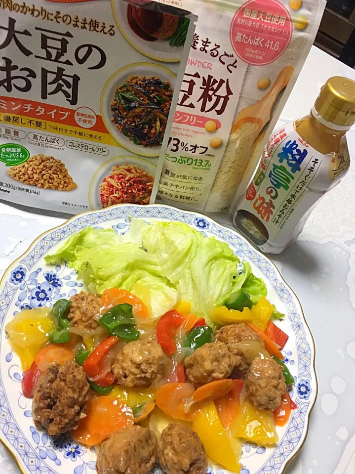 マルコメ大豆のお肉と大豆粉で、ミートボールを作り、八宝菜にしてみました。
スープには、料亭の味を使ってお味噌味に。大豆のお肉は、下味つきなのでとても簡単に出来上がりました。ダイエット中の夫は「これ、お肉みたいで美味しいね」と好評でした。|mayumi7321さん