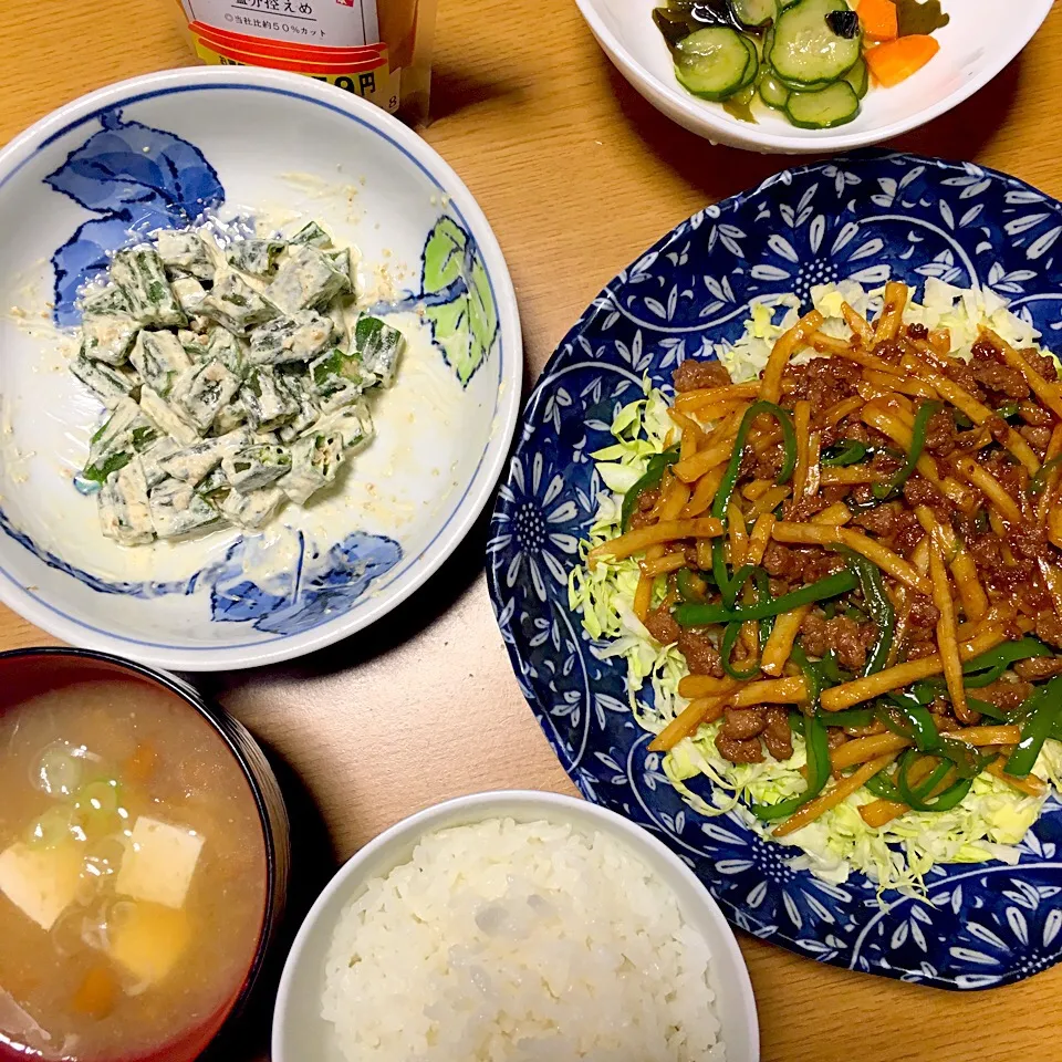 青椒肉絲
オクラのマヨポン酢和え
なめこと豆腐のお味噌汁
酢の物
イカの塩辛|yumyum😋さん