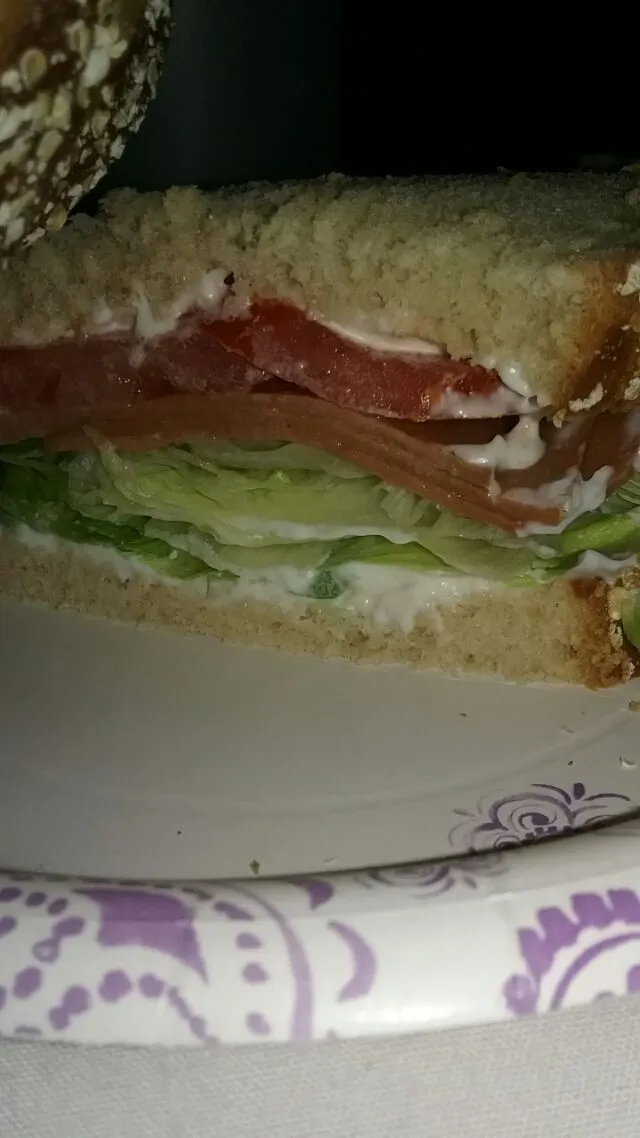 late night snack.  oatnut bread with mayo, lettuce, tomato, and vegan bologna.|Polly Gelfusoさん