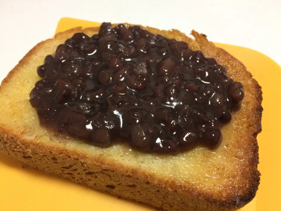 手作りの白ごまと全粒粉パンと手作りの小豆餡であんバターに。
優し〜い甘さの小豆餡とたっぷりのバター！最高のマッチングです(^_^*)|Tetsuya Itoさん