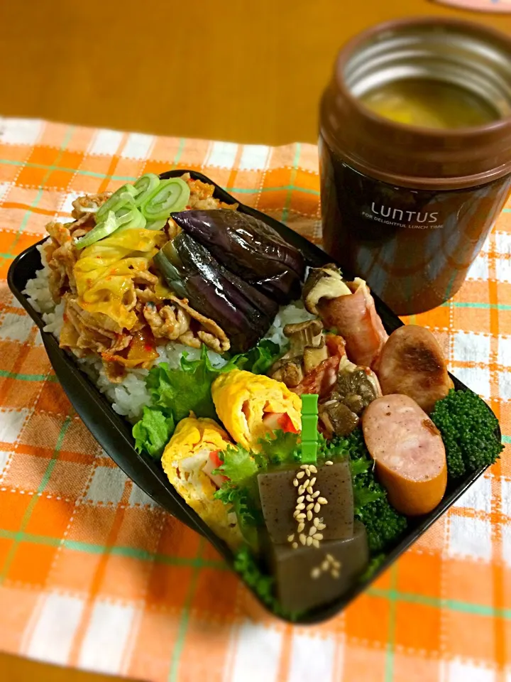 Snapdishの料理写真:旦那ちゃん弁当🎶
回鍋肉丼
玉子焼きポケット(カニカマ)
ピリ辛こんにゃく
エリンギベーコン
フランクフルトとブロッコリーのバター醤油炒め|BooBooさん