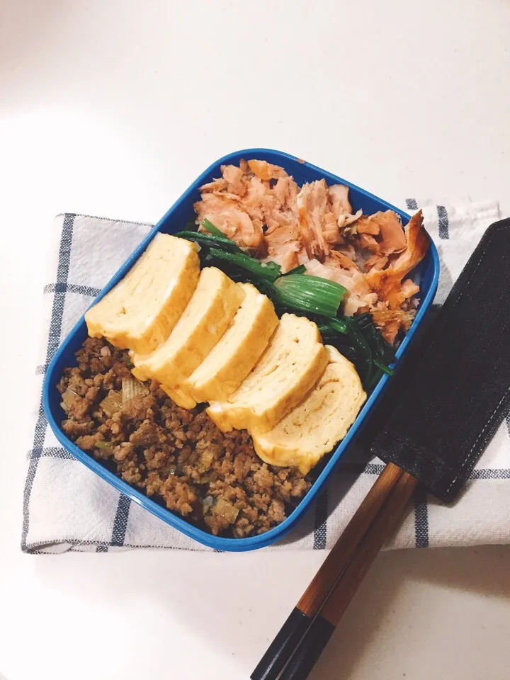 今日のお弁当mar.21

4色丼^_^

肉そぼろ
甘い卵焼き
ほうれん草ナムル
ほぐし鮭

地味弁（笑）|けぃさん