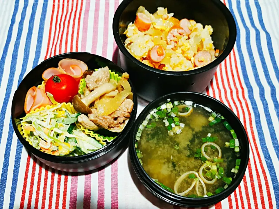 お弁当。炒飯と豚と野菜のポン酢とコールスローサラダとハムとお味噌汁。|エリカさん