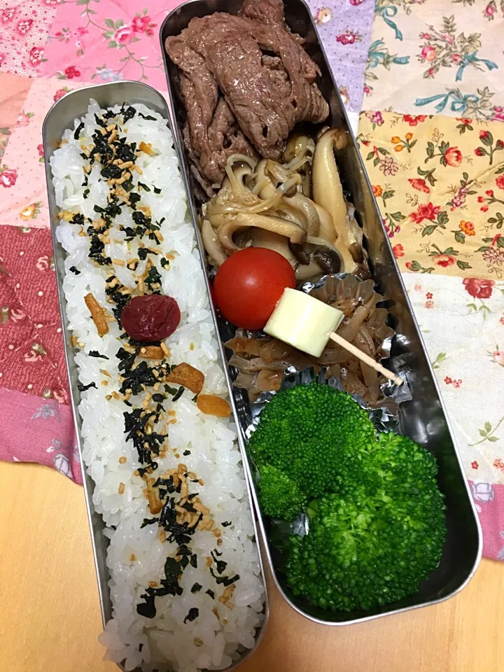 牛ロースソテー きのこ炒め こんにゃくきんぴら ブロッコリー トマトチーズ弁当。|Kumiko Kimuraさん