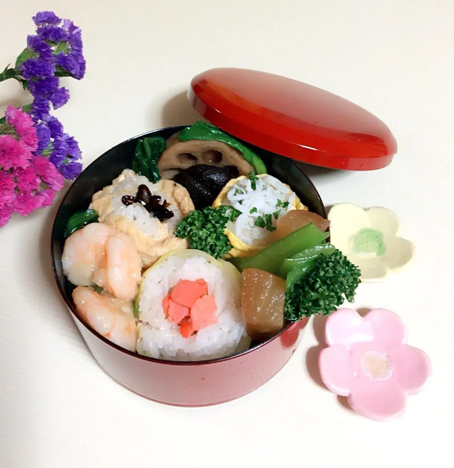 Snapdishの料理写真:#お弁当
#昆布入り稲荷すし
#白菜巻き寿司鮭入り
#たまご巻き寿司しらす入り
#椎茸
#大根
#レンコン
#小松菜
#エビ
#パセリ|Satomi Sakaueさん