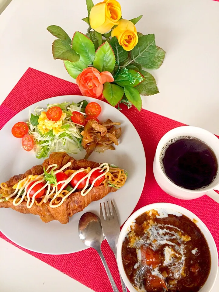 幸せ朝ごはん出来たよ〜〜( ◠‿◠ )
コストコのジャンボクロワッサン🥐
焼きそばとスクランブルエッグサンドしたよ〜〜🎵💖
ビーフシチューとコーヒー☕️付き🤗⤴️
いいよね〜(^.^)|はみちゃんさん