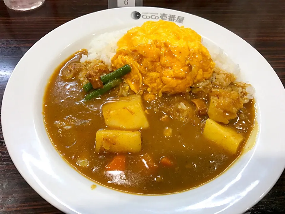 Snapdishの料理写真:ポークカレーに野菜とスクランブルエッグ|マハロ菊池さん