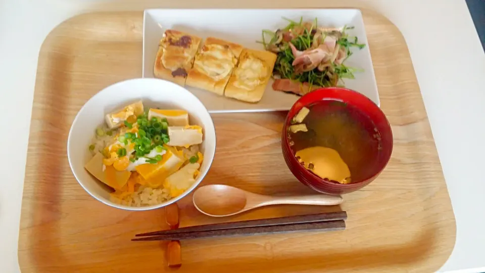 Snapdishの料理写真:今日の昼食　高野豆腐の卵とじ丼、豆苗の塩麹炒め、油揚げのネギマヨ焼き、味噌汁|pinknari🐰🌈さん