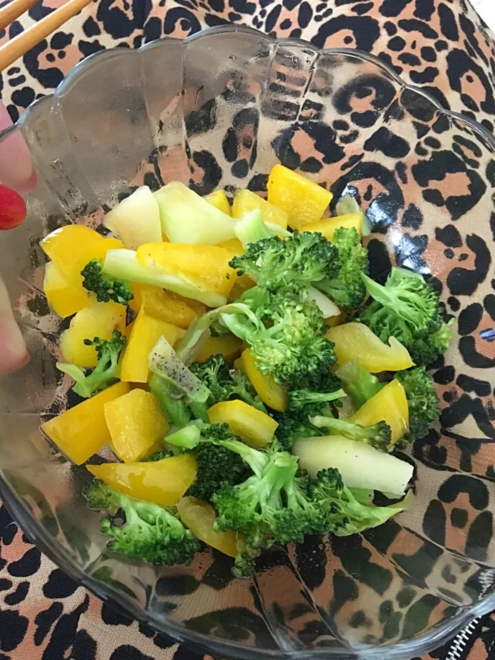 Snapdishの料理写真:Simple lunch , steamed veg . #militarydiet is not over|sarahさん