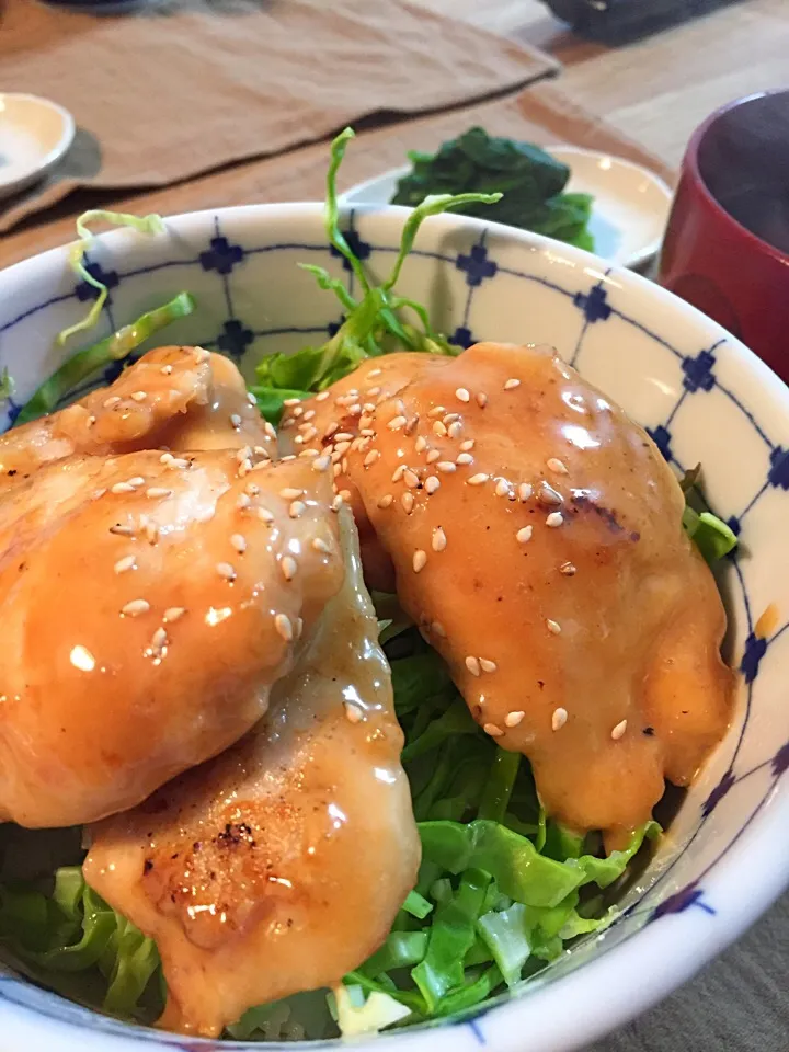 鶏むね肉のオイスターマヨネーズ丼|ひっちゃんさん