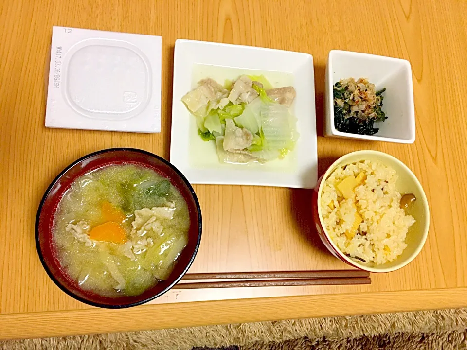 白菜と豚バラの和風煮
豚汁
炊き込みご飯
ほうれん草のおひたし
納豆
新居初自炊 ❤️
好きな人と食べたかったなぁ 😢
仕事頑張れ ✨
いただきます 🙏|Kumi Fujiharaさん