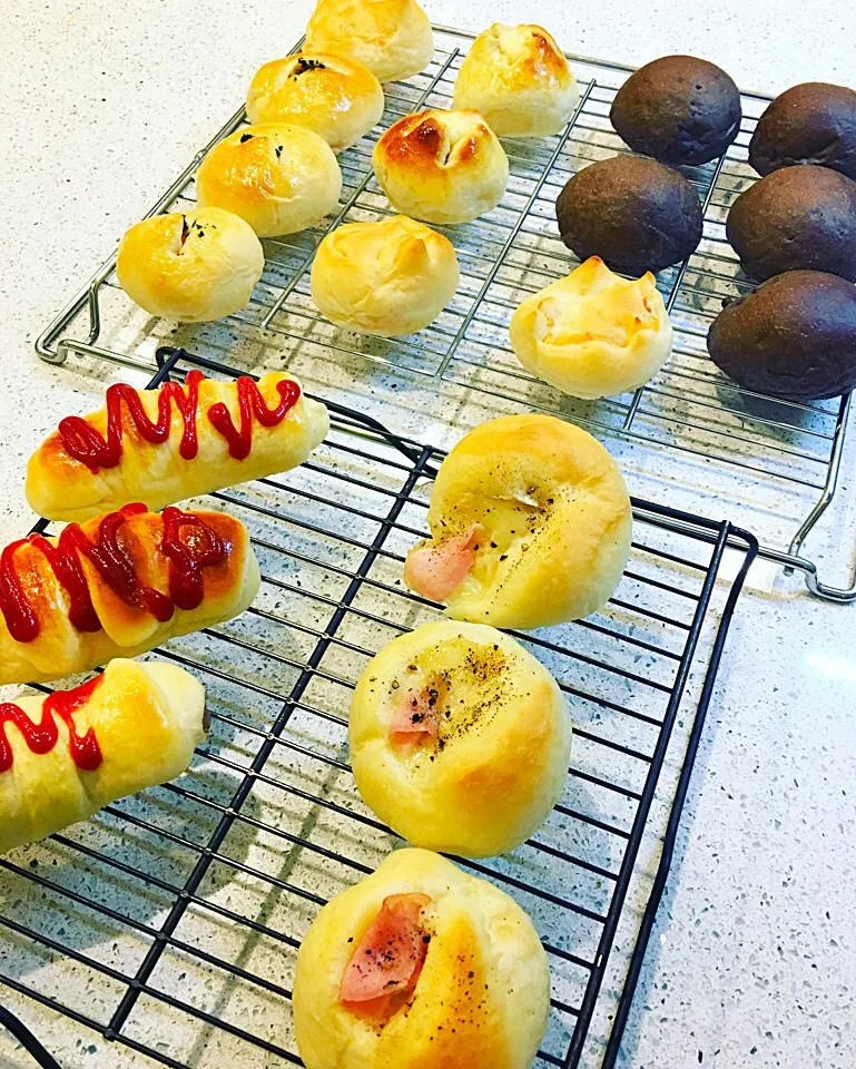 おかずパン焼きあがりました🍞
唐揚げマヨネーズパン
ハムカマンベールパン
オニオンベーコンパン
チェダーチーズ丸パン
ウィンナーパン
チョコ丸パン
#お家パン|REINA✨さん