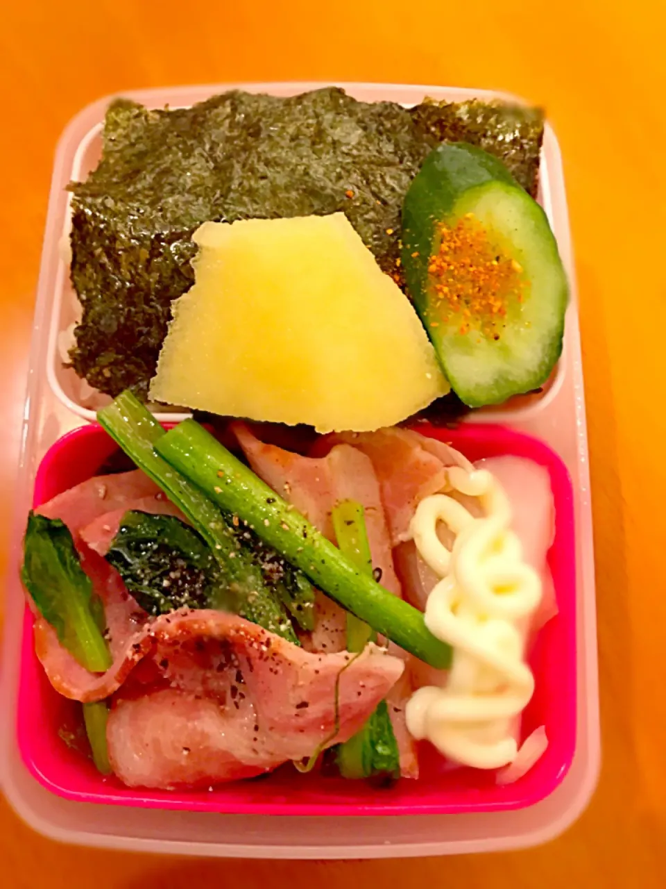 パパお弁当🍱😋  ベーコンと小松菜の炒め物  オニオンサラダ  きゅうりの糠漬け   リンゴ  揚げ玉  干し海老  焼き海苔|ch＊K*∀o(^^*)♪さん