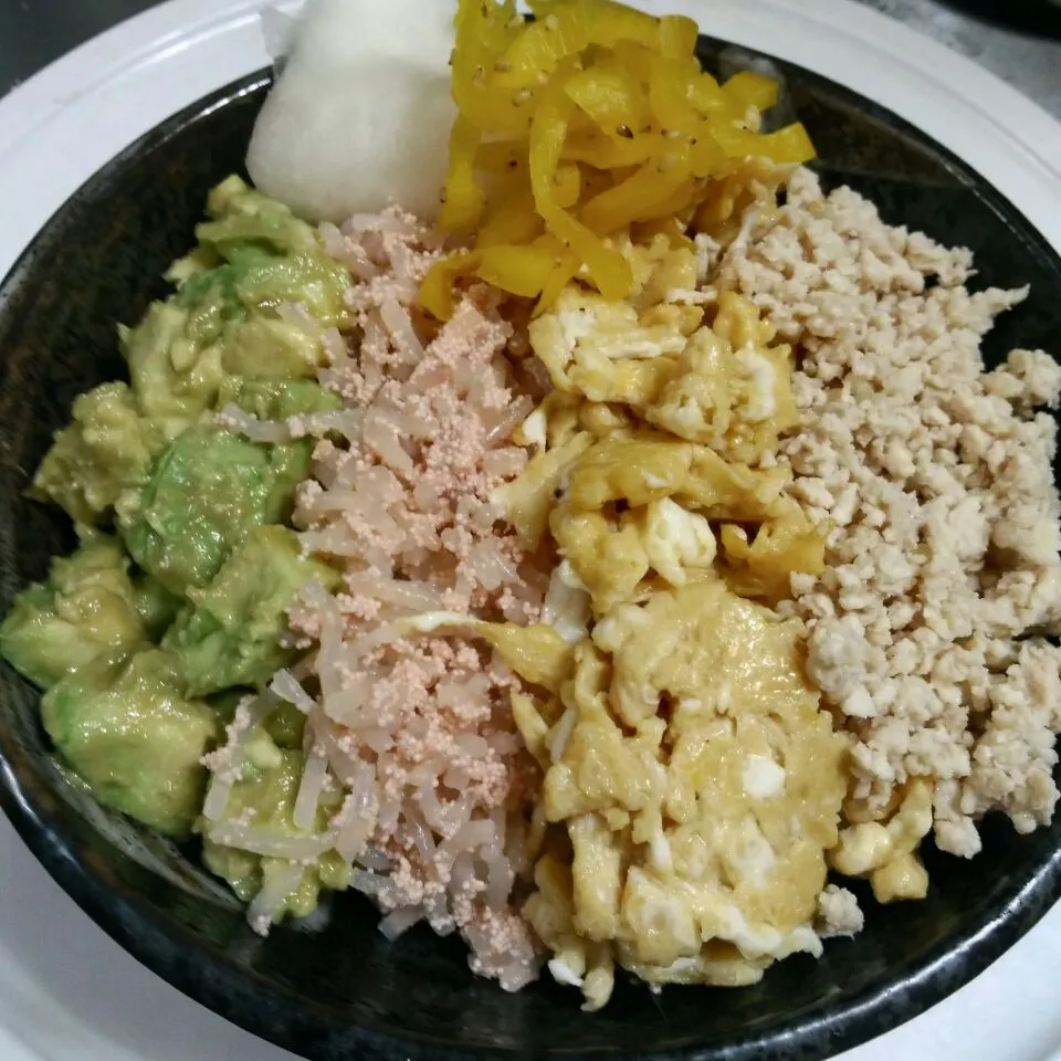 そぼろ丼　 #avocado #healthyfood|Ninachan cuteyさん