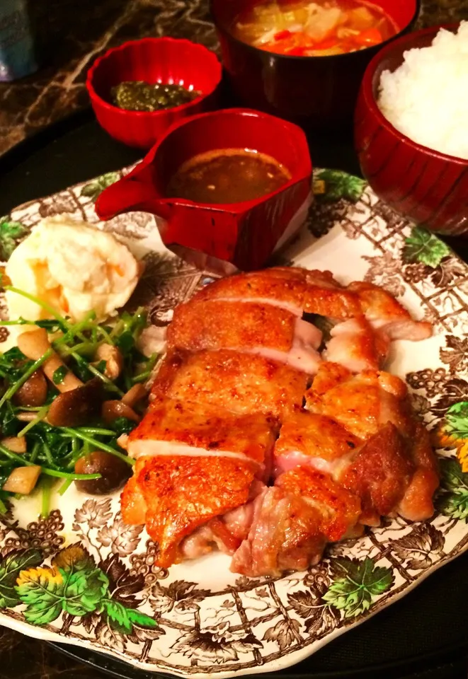 皮パリパリ鶏モモスーテーキ🍖。
ニンニク.アンチョビ.バター醤油でごはんが進み過ぎました(*ˊᵕˋ*)🐔|💍ごはん🍚さん