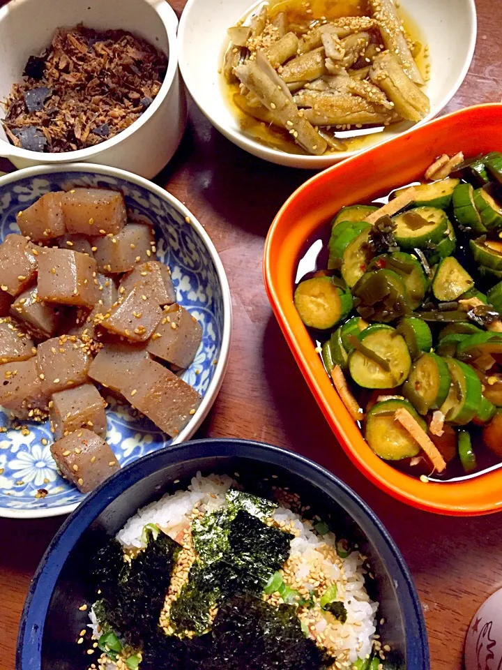 ネギトロ丼   蒟蒻のピリ辛炒め   タタキ牛蒡の甘煮   あごのふりかけ   胡瓜🥒のポン酢漬け   味噌汁(写ってない)|掛谷節子さん