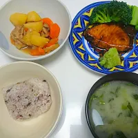 Snapdishの料理写真:3/21(火)夕飯
・ブリの照り焼き
・ブロッコリー
・肉じゃが
・味噌汁（大根、ほうれん草）
・雑穀米

 #筋肉メシ#筋トレ#低糖質#低脂質高タンパク|Maaaさん