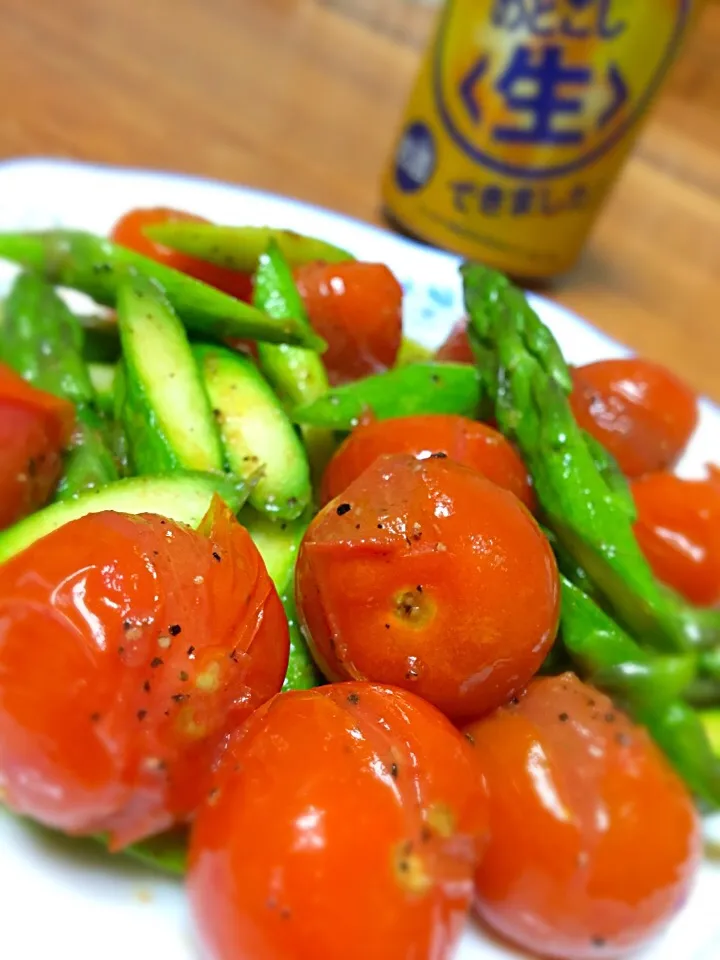 プチトマトは火を通すと酸味と甘味が増しておいしくなりますね！
アスパラもシャキシャキ ^ ^|赤いウインナーさん