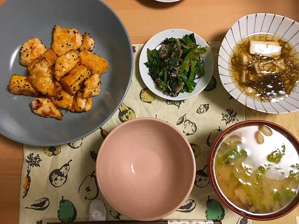 Snapdishの料理写真:鶏胸肉と厚揚げの照り焼き
長芋ともずく酢
ほうれん草のおかかあえ
レタスときのこの味噌汁|はなおさん