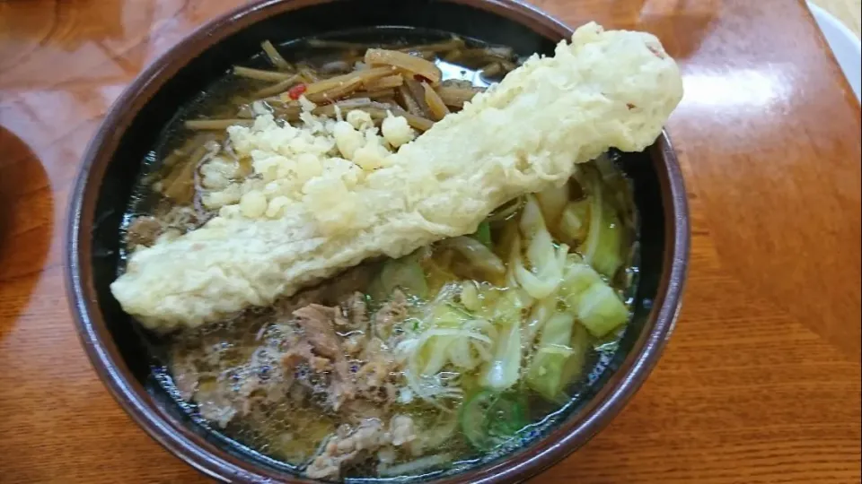 吉田うどん、麺許皆伝の肉ちくわ天、きんぴらトッピング〰️😋〰️590円〰️😍|quitaさん