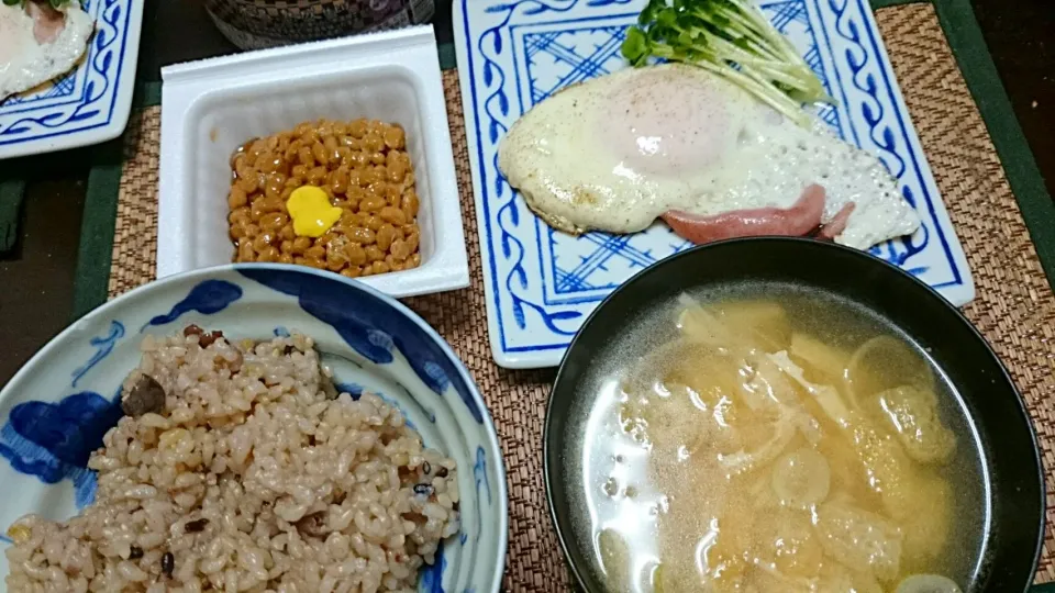 Snapdishの料理写真:目玉焼き＆納豆＆ネギの味噌汁|まぐろさん