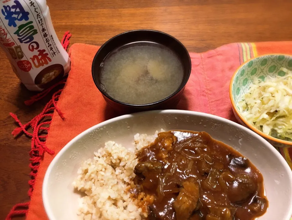 Snapdishの料理写真:お味噌汁(料亭の味 使用で☺)
牛すじハヤシライス、乳酸キャベツの夕食|もっちさん