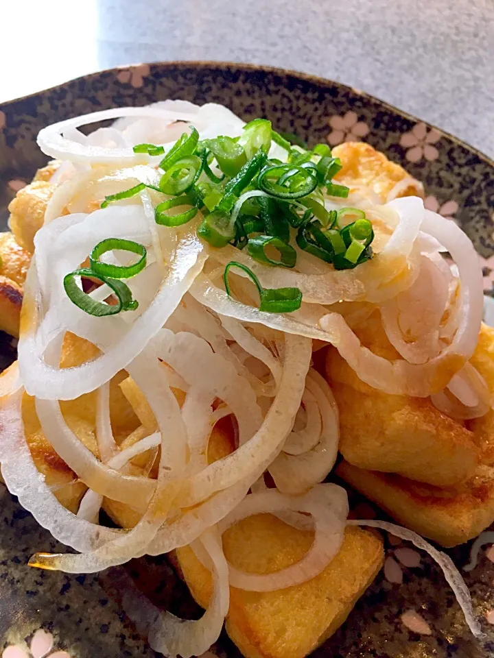 焼き油揚げに新玉ねぎのせて昆布つゆとごま油かけていただきまーす(๑˃̵ᴗ˂̵)|てんてんさん