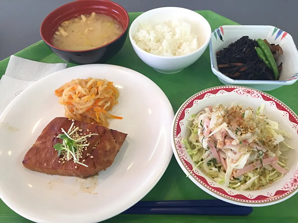 まぐろハラモ味噌焼、ひじきとこんにゃく煮、しらすとシソ大根サラダ|Tadahiko Watanabeさん