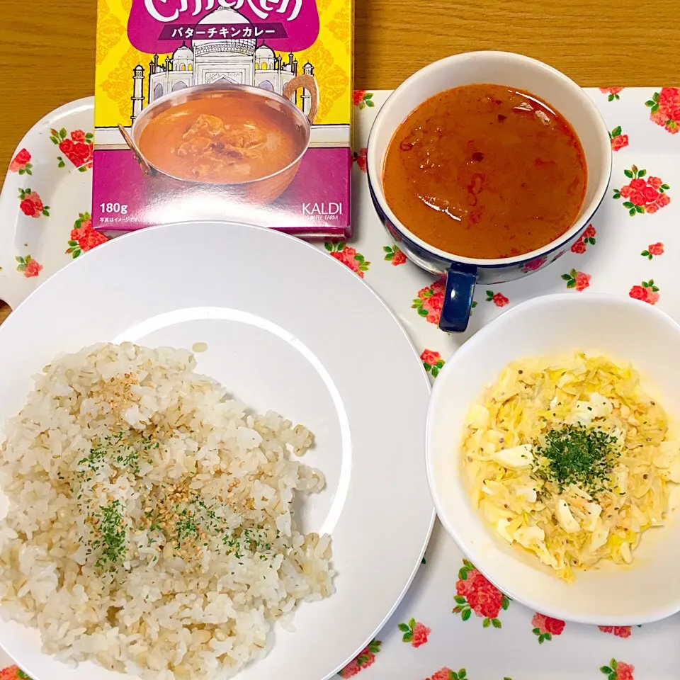 KALDIのバターチキンカレーと、キャベツと卵の茹でサラダ|yumyum😋さん