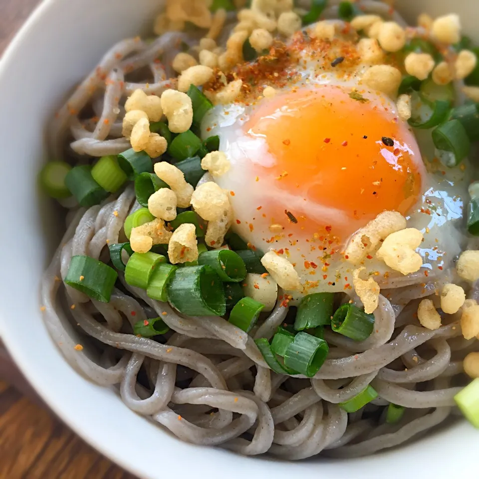 十割そばで温玉ぶっかけ蕎麦|わたげさん