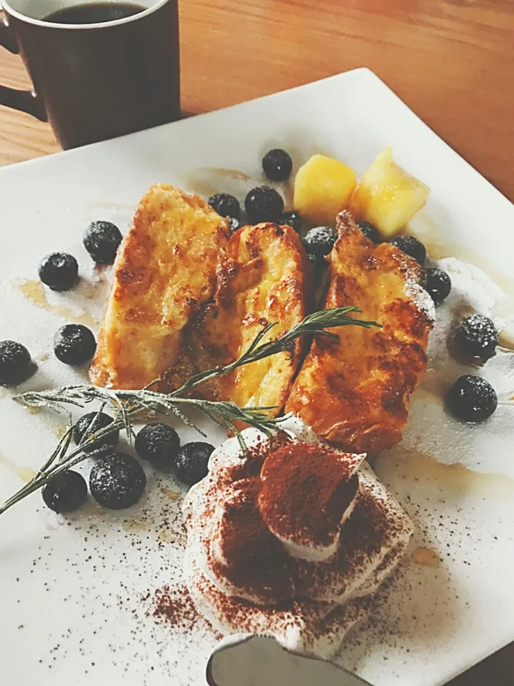 余った🥖で甘くないフレンチトースト
メープルの甘さが丁度いい💕
お家でカフェ気分☕️|mikissさん