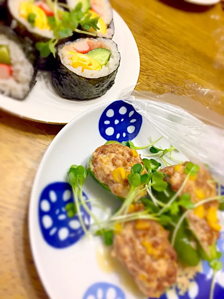 肉詰めピーマンと、サラダ巻き🥗|ピンクさん