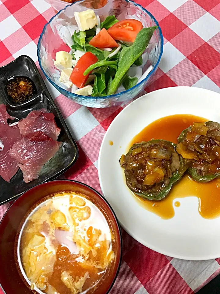 Snapdishの料理写真:ピーマンの肉詰め💕🍅とふわふわ卵の中華スープ💕新玉、アイスプラントのサラダ💕鰹のお刺身|☆光るさん