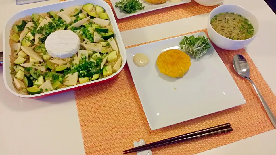 Snapdishの料理写真:今日の夕食　筍とカマンベールチーズの炊き込みご飯、ハムカツ、えのきの白だしスープ|pinknari🐰🌈さん