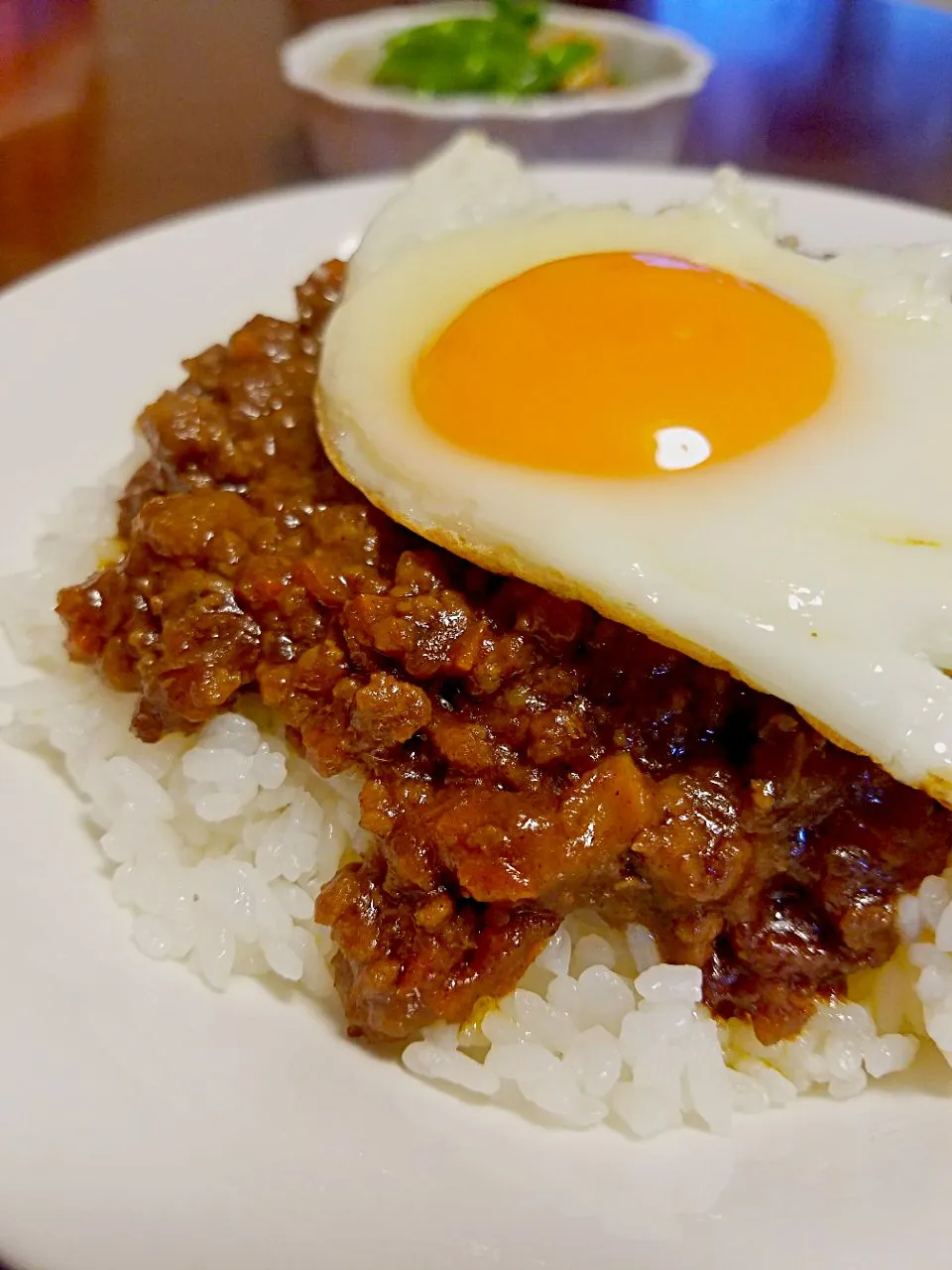 挽き肉カレー　目玉のせ🐣|ふりるさん