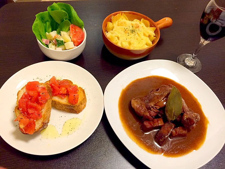 コック・オー・ヴァン🐓とブルスケッタ🥖とシーフードグラタン🦐とマセドワーヌサラダ🥕|YOKOさん