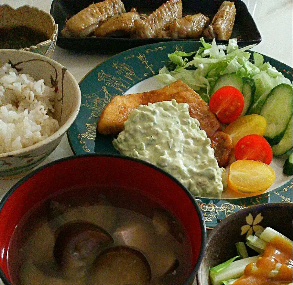 Snapdishの料理写真:#Dinner #おうちごはん #メカジキ 特製#アボカドソース のせ#茄子味噌汁 #手羽中 #マヨぽん 焼き#もずく #サラダ|まめさん