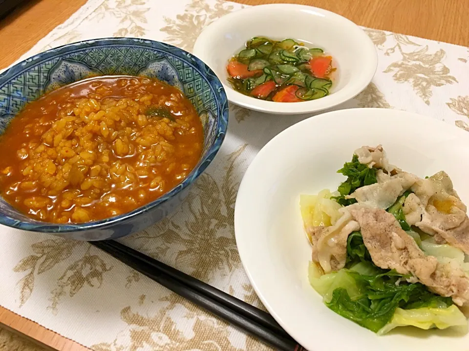 Snapdishの料理写真:キムチ雑炊
豚肉とキャベツの蒸し煮
もずくと胡瓜とトマトの和え物|まりさん