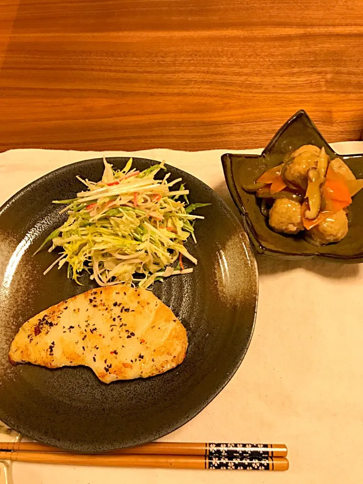 Snapdishの料理写真:即席夕飯
#肉団子の甘酢あんかけ
#カジキのソテー
#キャベツと水菜のサラダ|ATSUMIさん