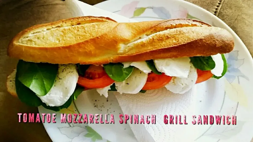 Tomatoe 🍅 Mozzarella meets Spring Spinach in a pre-grilled Baguette Sandwich bread
covered with Bärlauch / Basil Pesto|Najeskaさん