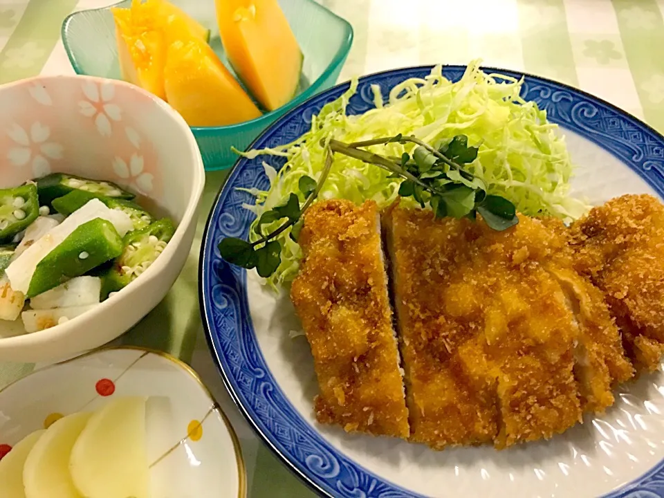 トンカツ、オクラと長芋の和え物、メロン|もちもちさん