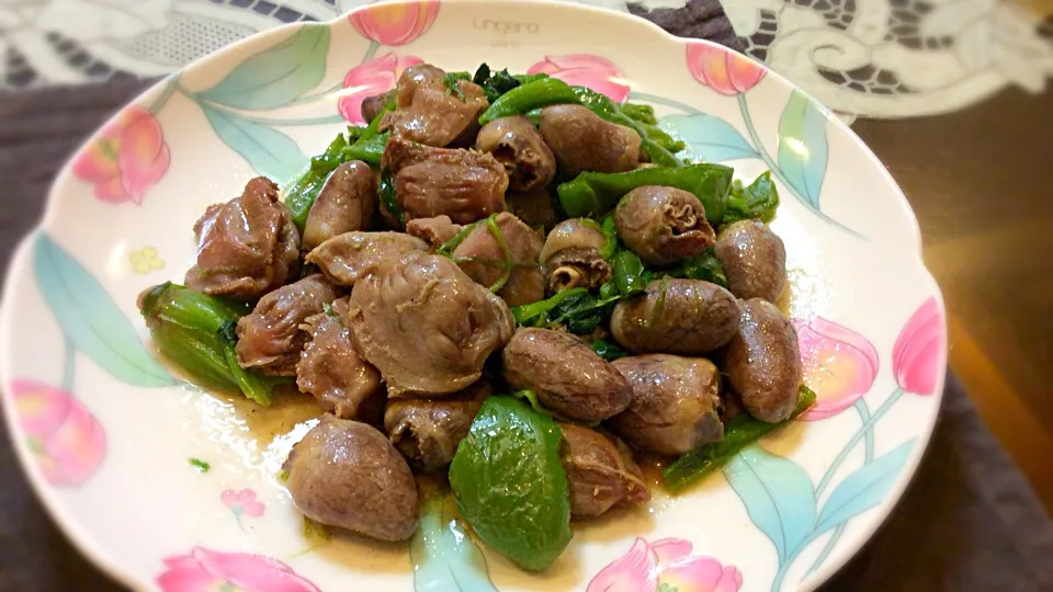 Snapdishの料理写真:🐔ハツと砂肝の炒め物ほうれん草添え😋|アライさんさん